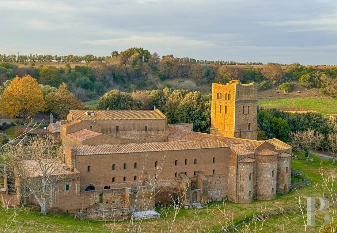 En Italie, au sud de Tuscania dans la province de Viterbe, une ancienne abbaye cistercienne réhabilitée au tournant du siècle - photo  n°5